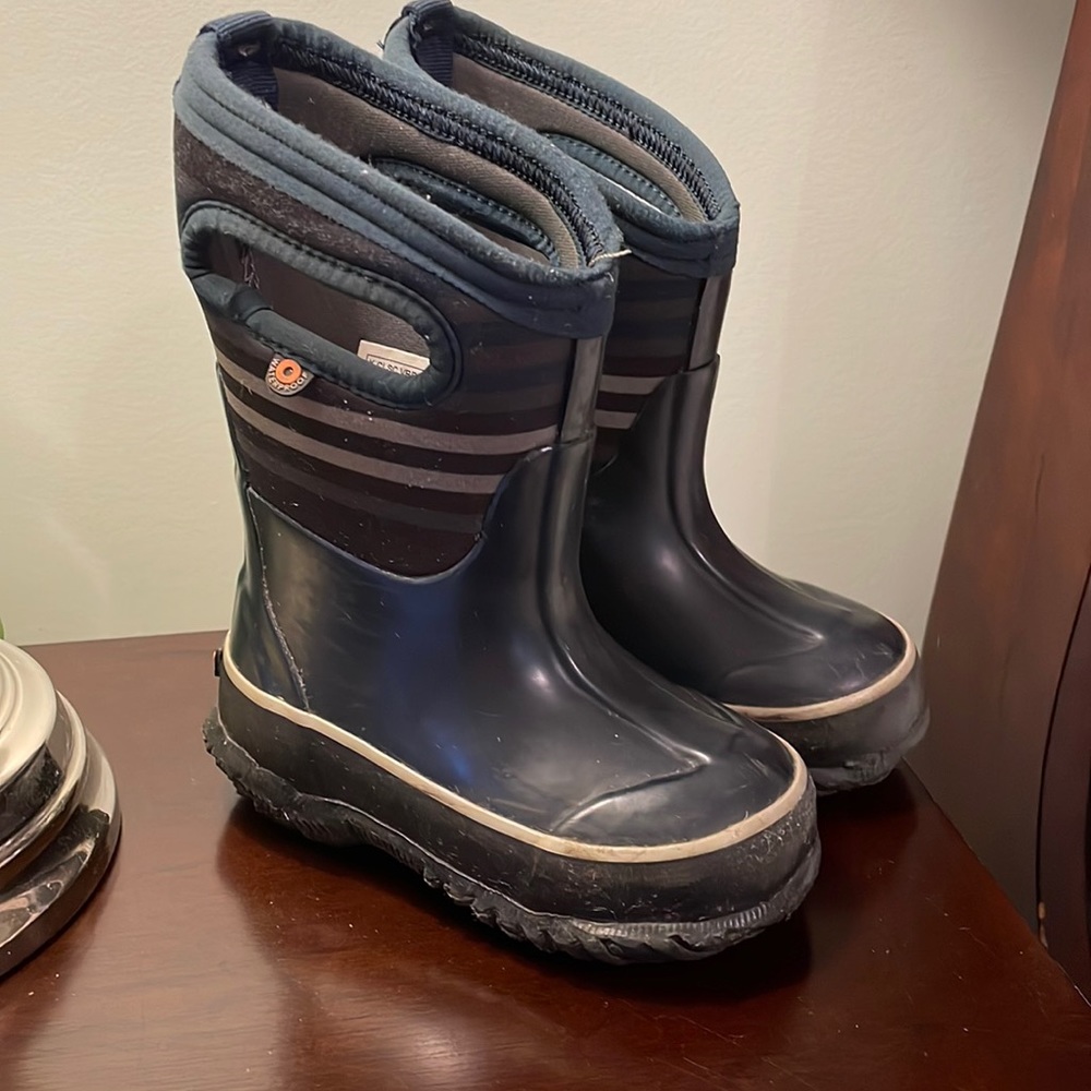 Used Toddler boys Bogs Winter Snow Boots size 7 waterproof